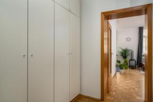 einen Flur mit weißen Wänden und einer Holztür in der Unterkunft CASSEL LOFTS - Gemütliche Wohnung in zentraler Lage im Vorderen Westen in Kassel