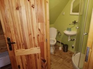 a bathroom with a toilet and a sink at Vidiecky dom in Stará Bašta