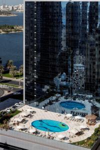 Bazén v ubytování Corniche Hotel Sharjah nebo v jeho okolí