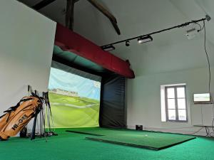 a room with a golf bag and a putting green at Gite - COTE GREEN in Combles-en-Barrois