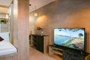 sypialnia z telewizorem z płaskim ekranem i łóżkiem w obiekcie Svarog Unique Apartment w Bratysławie