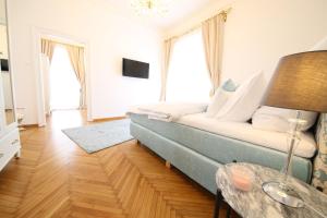 Telewizja i/lub zestaw kina domowego w obiekcie Palais Gutenberg la Ville