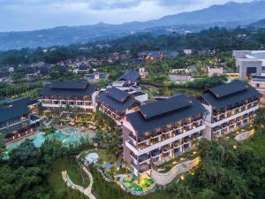 茂物Pullman Ciawi Vimala Hills Resort的带泳池的度假村的鸟瞰图