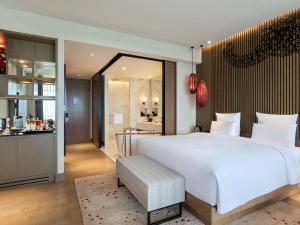 Pullman Ciawi Vimala Hills Resort客房内的一张或多张床位