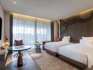 Pullman Ciawi Vimala Hills Resort客房内的一张或多张床位