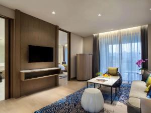 Pullman Ciawi Vimala Hills Resort的电视和/或娱乐中心