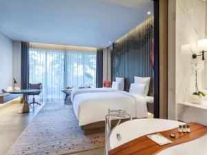 Pullman Ciawi Vimala Hills Resort客房内的一张或多张床位