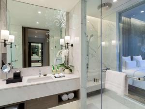 Pullman Ciawi Vimala Hills Resort的一间浴室