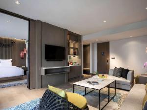 Pullman Ciawi Vimala Hills Resort的电视和/或娱乐中心