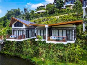 Pullman Ciawi Vimala Hills Resort外面的花园