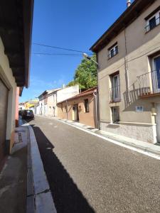 una calle vacía en una ciudad con edificios en El Pajar de Ciguñuela, en Valladolid