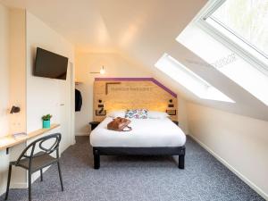 Postel nebo postele na pokoji v ubytování greet Hotel Beaune