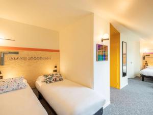 Postel nebo postele na pokoji v ubytování greet Hotel Beaune + 37 fotografií