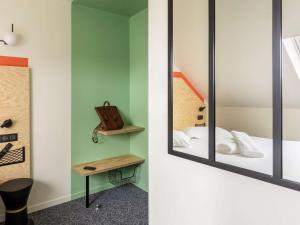 Postel nebo postele na pokoji v ubytování greet Hotel Beaune