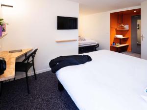 Postel nebo postele na pokoji v ubytování greet Hotel Beaune