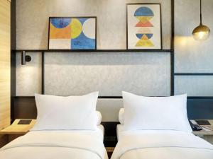 Ibis Samarinda客房内的一张或多张床位