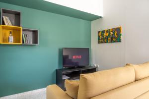 Televízia a/alebo spoločenská miestnosť v ubytovaní Islanders Yard Apartments