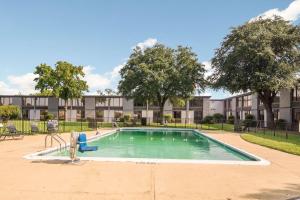 Swimming pool sa o malapit sa Rodeway Inn