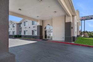 vistas a la parte delantera de un edificio en Quality Inn Midvale - Salt Lake City South en Midvale