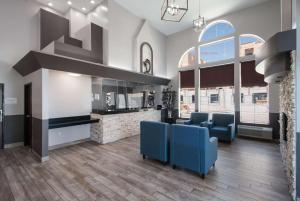 sala de estar con 2 sillas azules y cocina en Quality Inn Midvale - Salt Lake City South, en Midvale