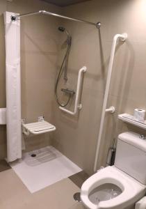 łazienka z toaletą i prysznicem w obiekcie Holiday Inn Rome - Eur Parco Dei Medici by IHG w Rzymie