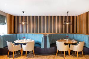 A restaurant or other place to eat at Crowne Plaza Felbridge - Gatwick, an IHG Hotel 