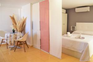 a bedroom with a bed and a table with a chair at Anacasa Avinyo Sector 5 AP120 in Oliva
