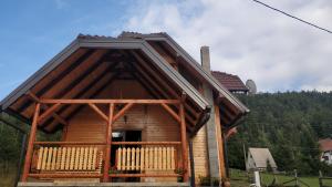 a cabin in the woods with a large window at Brvnara Dolina jela in Bajina Bašta