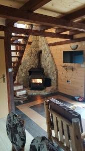 Cabaña con sala de estar con chimenea de piedra. en Brvnara Dolina jela, en Bajina Bašta