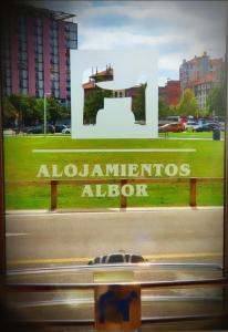 una señal para un aeropuerto de Albuquerque en una ciudad en Alojamientos ALBOR I, en Gijón