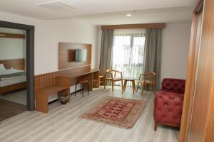 een hotelkamer met een bureau en een slaapkamer bij BUSINESS EXPRESS HOTEL in Tekirdag