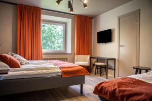 Ένα ή περισσότερα κρεβάτια σε δωμάτιο στο Hotel Hehrne Kök & Konferens