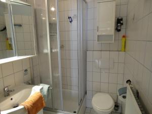 Gallery image of Fewo 7 mit Süd- Terrasse 3 Zimmer Tram-polin Tischtennis Schaukel in Dahme +22 photos
