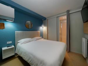 Rúm í herbergi á Kyriad DIRECT Saint Brieuc - Parc des Expositions