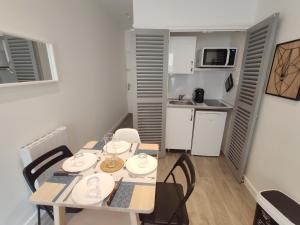 a dining table and chairs in a small kitchen at MÂCON HYPER CENTRE - GARE in Mâcon