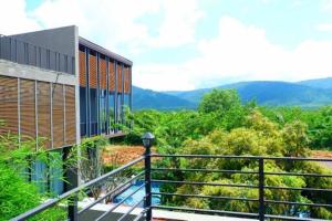 O vedere generală la munți sau o vedere la munte luată de la acest complex
