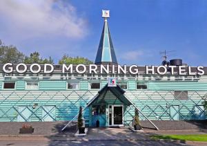 Un bâtiment bleu avec un panneau en haut dans l'établissement Good Morning Jönköping, à Jönköping