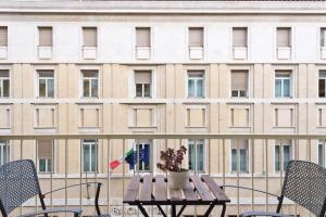 - un balcon avec une table et des chaises dans l'établissement Domus Municipio, à Naples