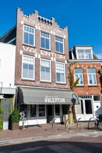 
a dog is standing in front of a building at Stadslogement Valentijn in Sneek
