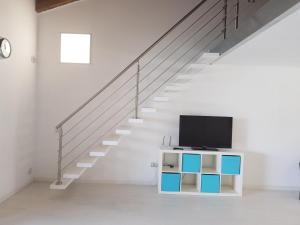 salon z telewizorem i schodami w obiekcie Appartamento da sogno nel Resort Marinagri w mieście Policoro