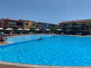 Hồ bơi trong/gần Splendido appartamento nel Villaggio Riva Azzurra (wifi incluso)