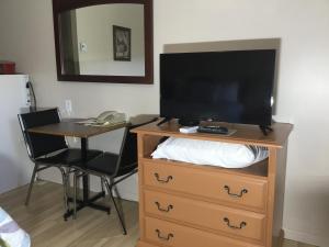 En TV eller et underholdningssystem på La Roma Motel