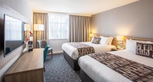 A bed or beds in a room at Holiday Inn Ellesmere Port/Cheshire Oaks, an IHG Hotel