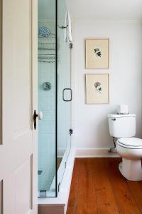La salle de bains est pourvue de toilettes et d'une douche en verre. dans l'établissement Cliff Lodge, à Nantucket
