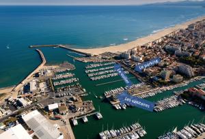 an aerial view of a harbor with boats in the water at Voilier à quai au calme in Canet-en-Roussillon