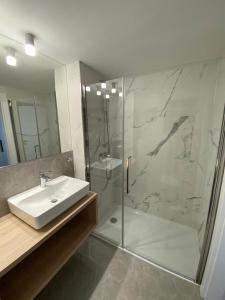 斯維諾烏伊希切的住宿－Apartamenty MGA ApartPark，一间带水槽和淋浴的浴室