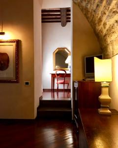 - un salon avec une chaise rouge et une table dans l'établissement Relais Ducale, à Gubbio