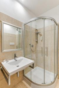 La salle de bains est pourvue d'un lavabo et d'une douche. dans l'établissement Garden Area Roma Eur, à Rome