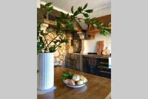 a kitchen with a bowl of fruit on a wooden table at Casa Rural Picape in Pedre