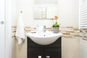 une salle de bain avec un lavabo blanc et un miroir dans l'établissement Dreaming in Rome - Vittorio Veneto Guest House, à Rome